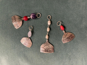 В Улан-Удэ домохозяйку и IT-шника научили создавать подвески в форме юрты