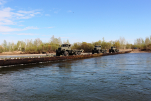 Инженеры Восточного военного округа установили понтонно-мостовую переправу через реку Джида