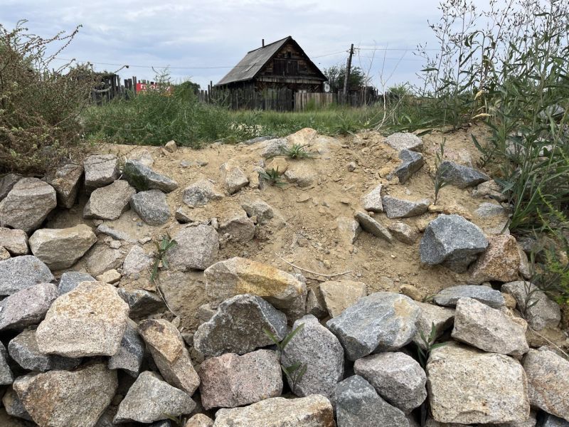 Жители Улан-Удэ воруют камни с дамбы на Левом берегу