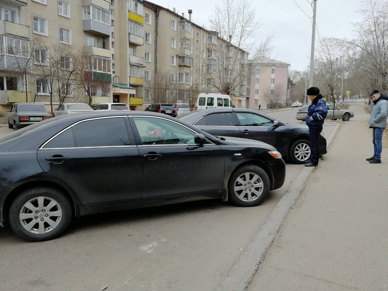 В Улан-Удэ полицейские паркуют свои автомобили на автобусной остановке