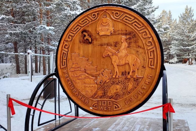 В Улан-Удэ заключенные создали двухметровую деревянную монету