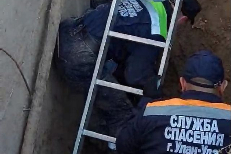 В Улан-Удэ спасли разнорабочего, заваленного песком В Улан-Удэ спасли разнорабочего, заваленного песком