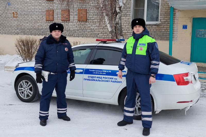 В Бурятии сотрудники ГИБДД помогли замерзающей на дороге пенсионерке