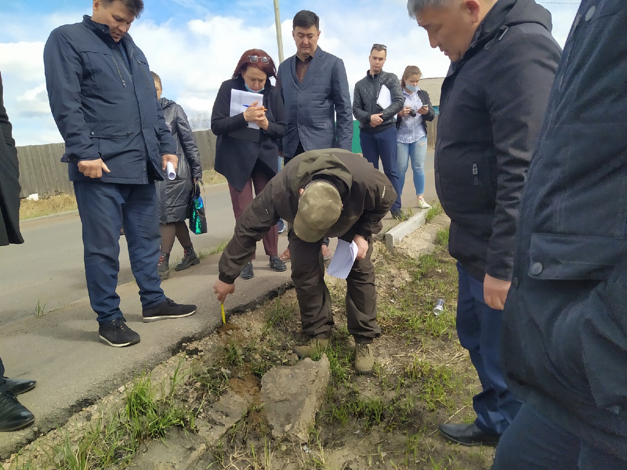 Депутаты Улан-Удэнского горсовета проверили состояние гарантийной дороги в микрорайоне Южный Депутаты Улан-Удэнского горсовета проверили состояние гарантийной дороги в микрорайоне Южный