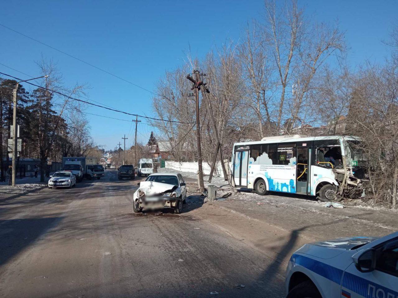 В Улан-Удэ сотрудники ГИБДД устанавливают обстоятельства ДТП с участием автобуса