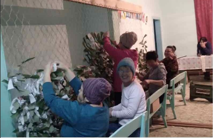 В Бурятии жители поселка Хуртэй плетут маскировочные сети в две смены 
