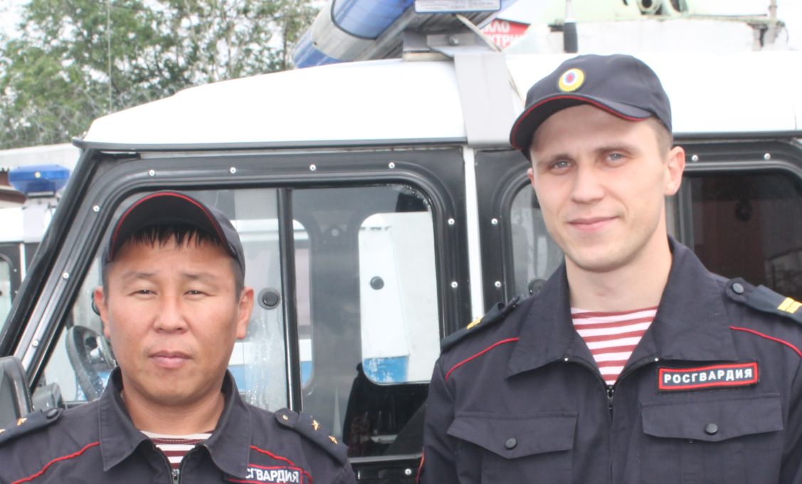 В Улан-Удэ сотрудники Росгвардии вывели из горящего дома более 20 человек