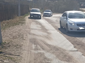 Жители Улан-Удэ жалуются на автомобилистов, гоняющих по тротуару