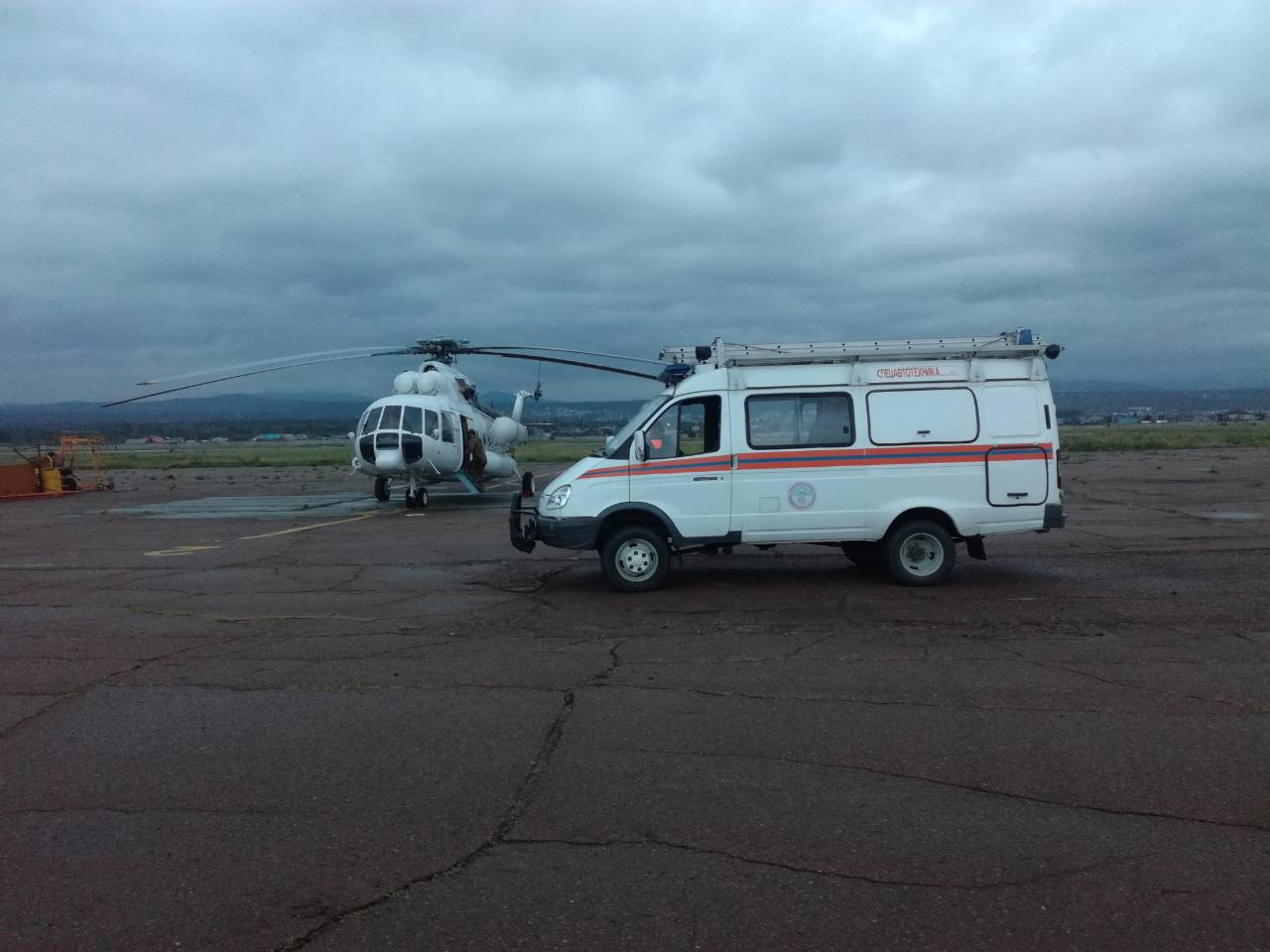 В Бурятии спасатели эвакуировали на вертолете травмированную туристку