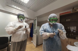 В Бурятии коронавирусом заразились семнадцать медиков районной больницы