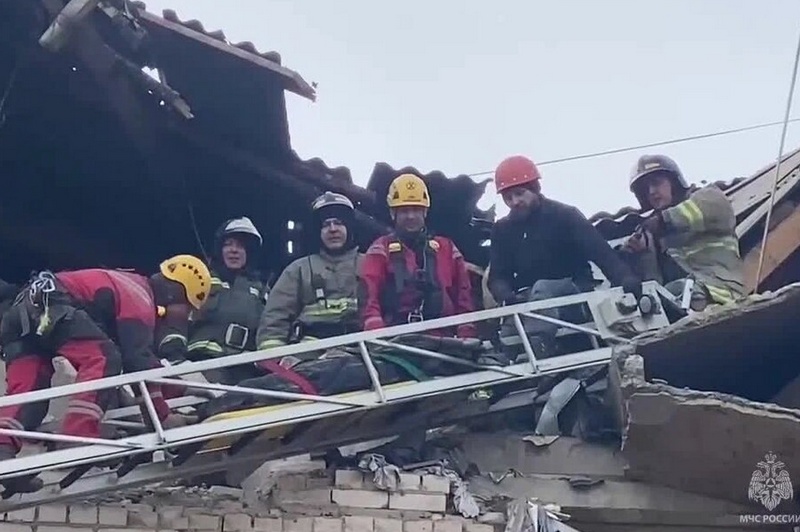 В Чите из-под завалов взрыва в доме спасены 12 человек, в том числе трое детей 