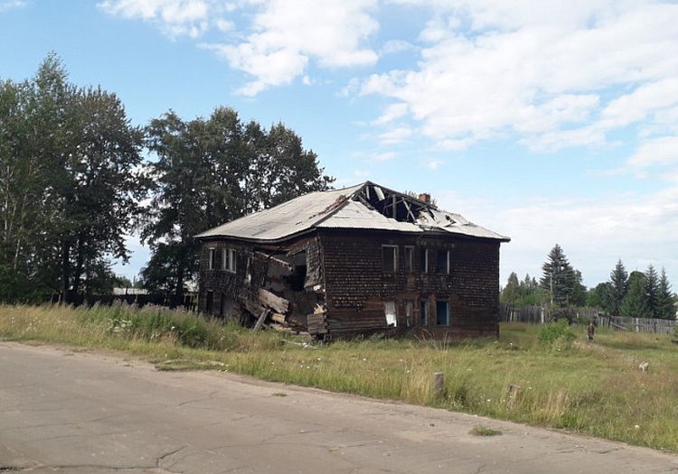 В Бурятии чиновники оставили людей жить в опасном доме В Бурятии чиновники оставили людей жить в опасном доме