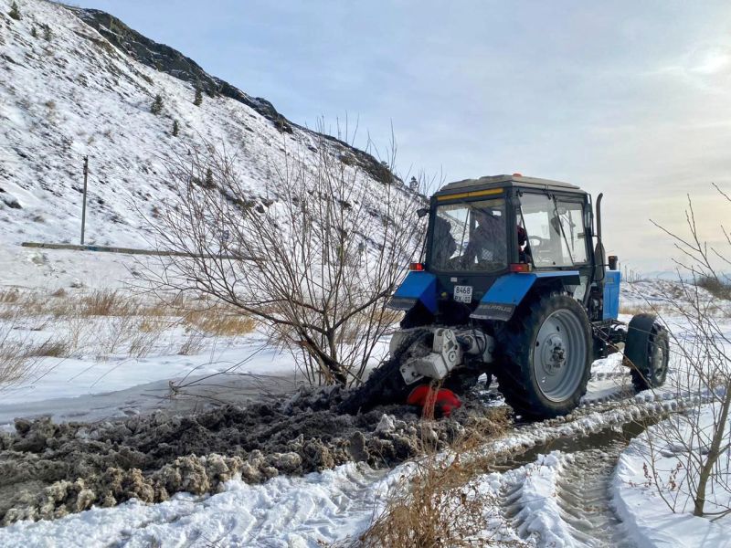 В Улан-Удэ для предотвращения потопа пропилили лед на ручье