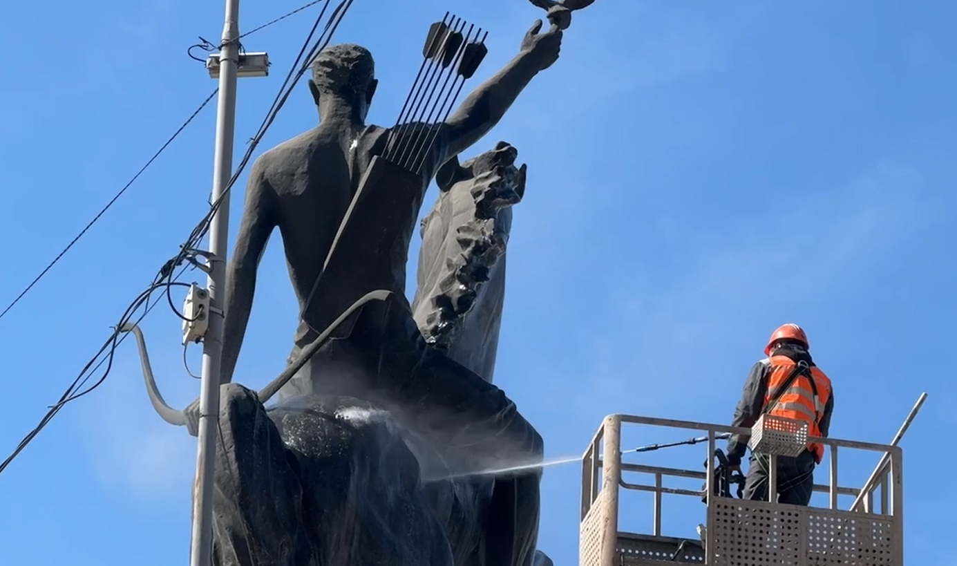 В Улан-Удэ отмывают от грязи памятники и достопримечательности В Улан-Удэ отмывают от грязи памятники и достопримечательности