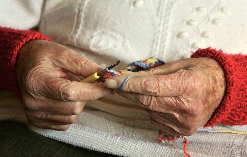 В Бурятии рецидивистка отобрала у 84-летней пенсионерки телефон