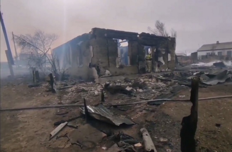 В Бурятии на площади 700 кв метров локализован пожар, угрожавший селу Бараты