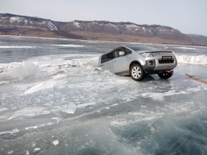 В Бурятии иркутянин-автолюбитель провалился под лед на Байкале