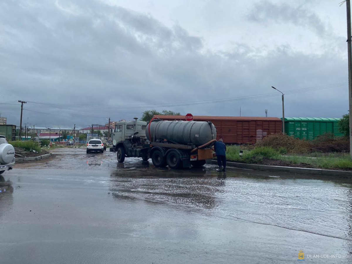 В Улан-Удэ начали откачивать лужи с дорог