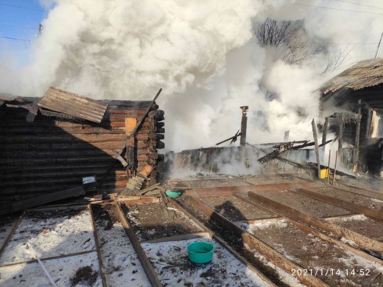 В Бурятии пожарные предотвратили взрыв газовых баллонов В Бурятии пожарные предотвратили взрыв газовых баллонов