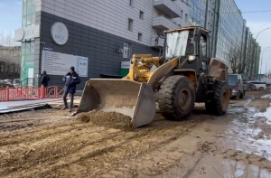 В центре Улан-Удэ заделывают провал, куда угодили машины