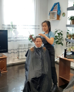 В Бурятии мастера – парикмахеры подарили новые образы проживающим в центре «Шанс»