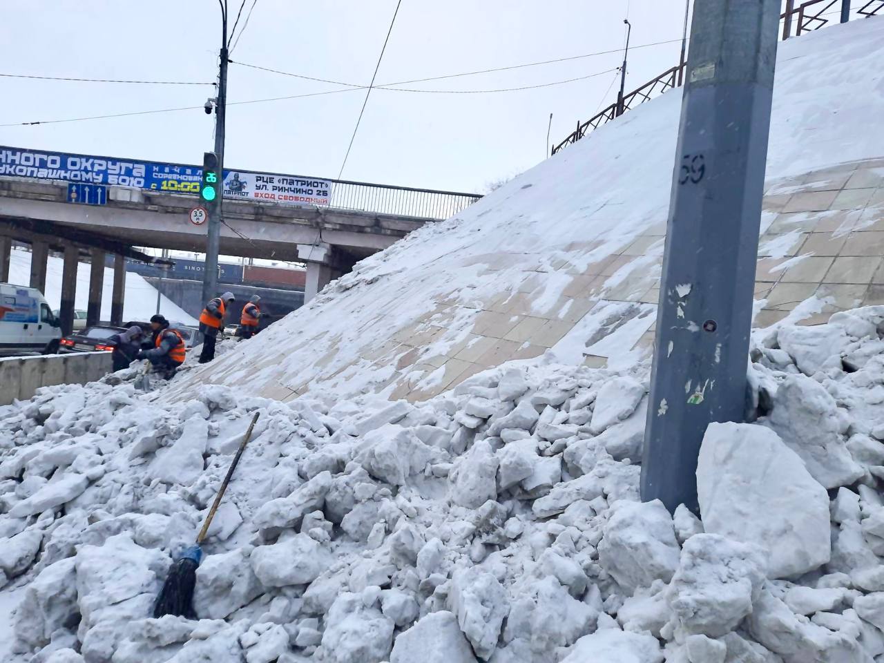 В Улан-Удэ очищают от снега откосы на Элеваторе 