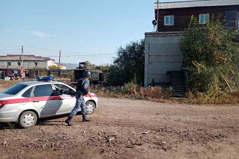 Улан-удэнец стащил с сельской базы пластиковые окна и дверь Улан-удэнец стащил с сельской базы пластиковые окна и дверь
