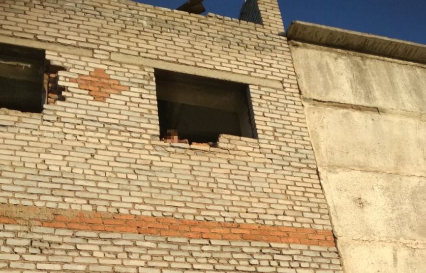 В Бурятии спасатели сняли подростка с заброшенного здания В Бурятии спасатели сняли подростка с заброшенного здания