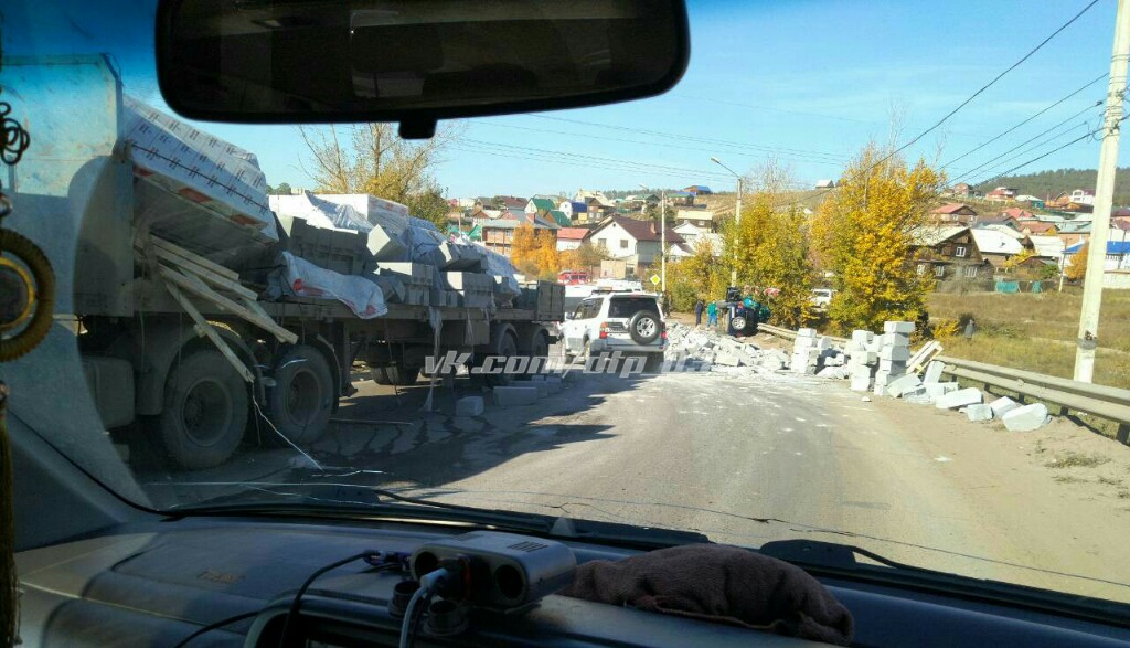 В Улан-Удэ большегруз рассыпал камни на дороге, есть пострадавшие