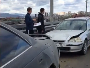 В Улан-Удэ брошенный на мосту автомобиль спровоцировал ДТП