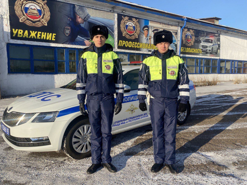 В Улан-Удэ сотрудники ГИБДД спасли автомобили от огня