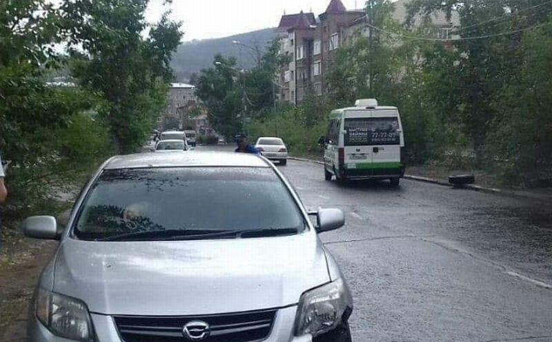 В автомобиль председателя фонда инвалидов Бурятии прилетело колесо от маршрутки В автомобиль председателя фонда инвалидов Бурятии прилетело колесо от маршрутки