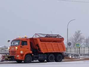 В Улан-Удэ коммунальщики непрерывно подсыпают дороги и тротуары