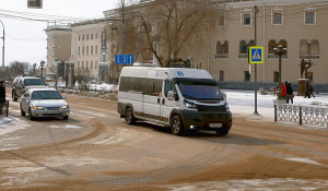 В Улан-Удэ маршрутчик возит школьников бесплатно за "пятерки"