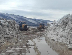 В Бурятии с дороги убирают огромные ледяные торосы