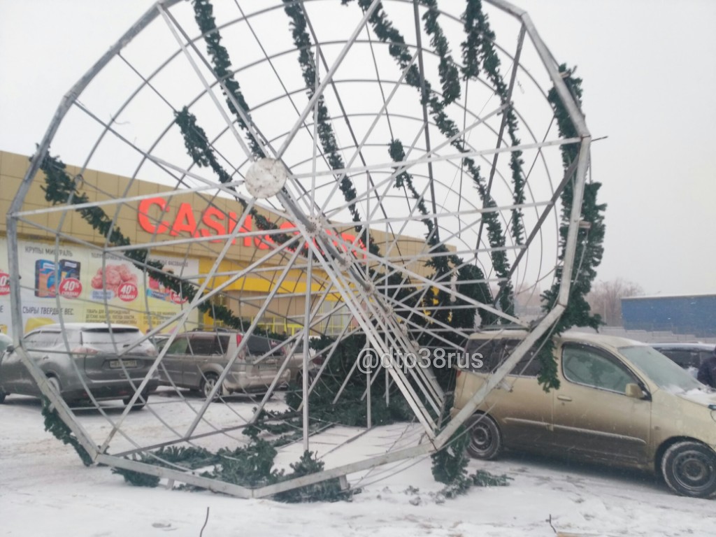 В Иркутске у ТЦ "Абсолют" рухнула новогодняя елка