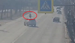 В Улан-Удэ появилось видео столкновения мотоцикла и внедорожника