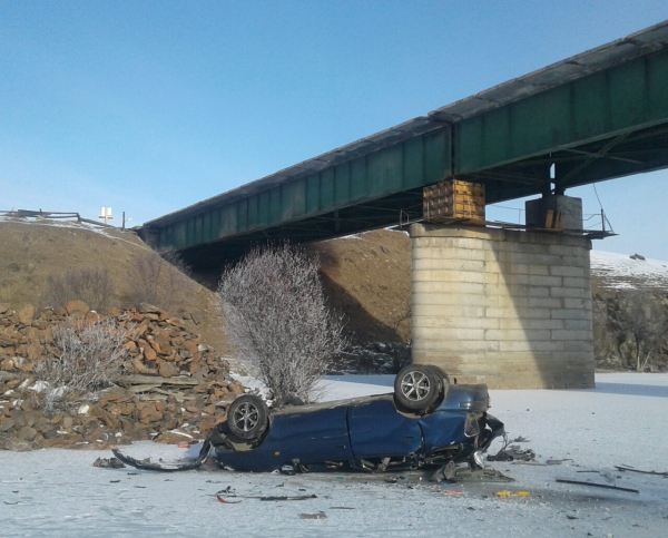 В Бурятии иномарка упала с моста на лед реки. Водитель погиб  
