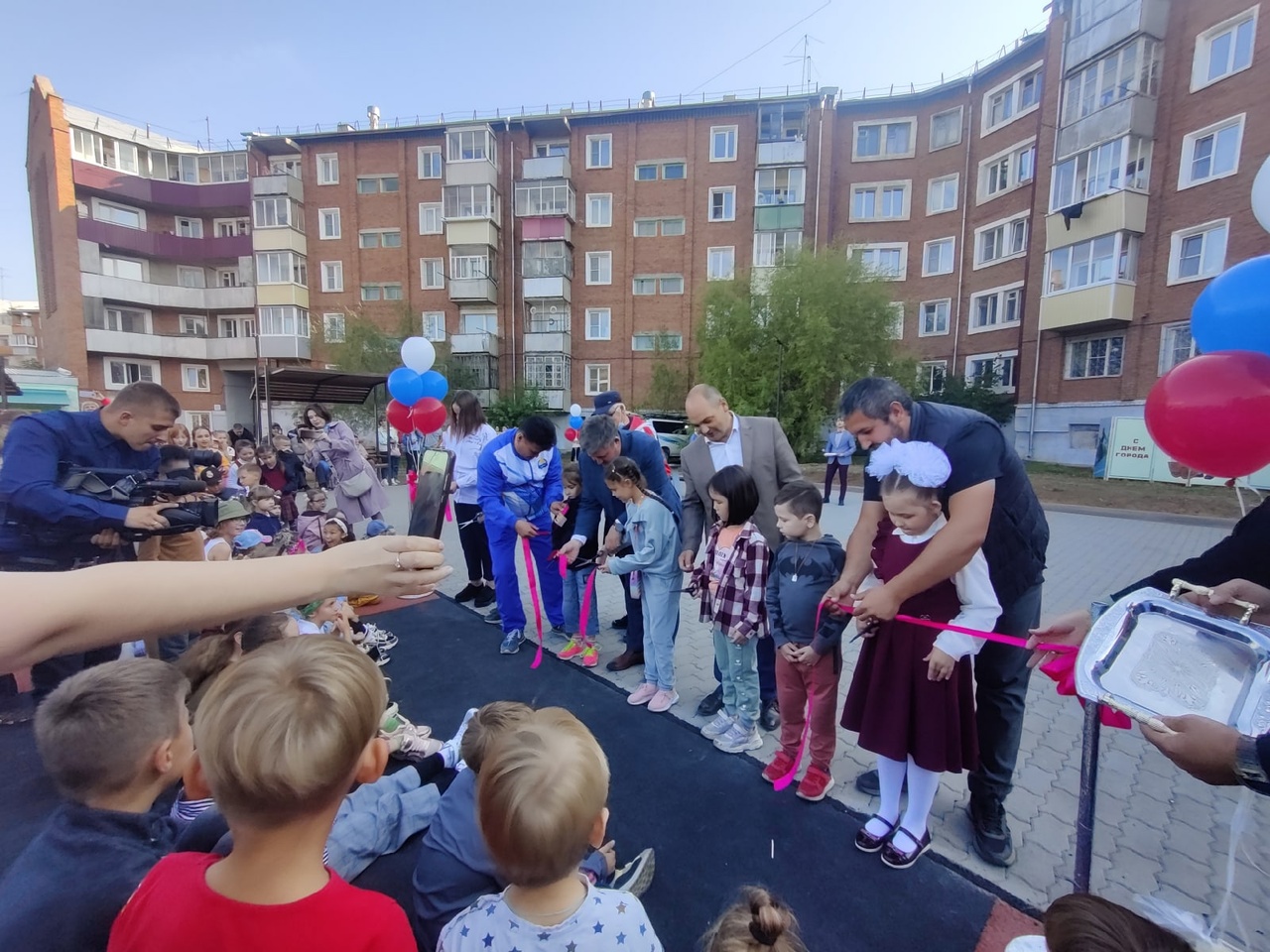 В Улан-Удэ депутат горсовета открыл детскую площадку на Пентагоне