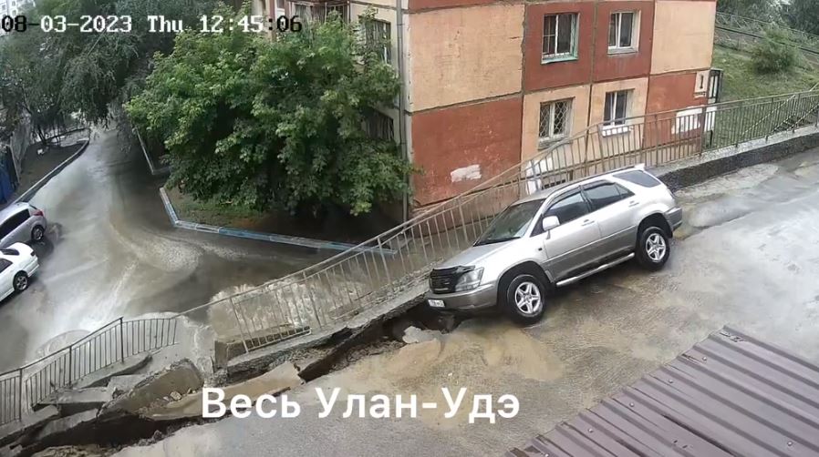 В Улан-Удэ из-за дождя обвалился уже третий участок дороги