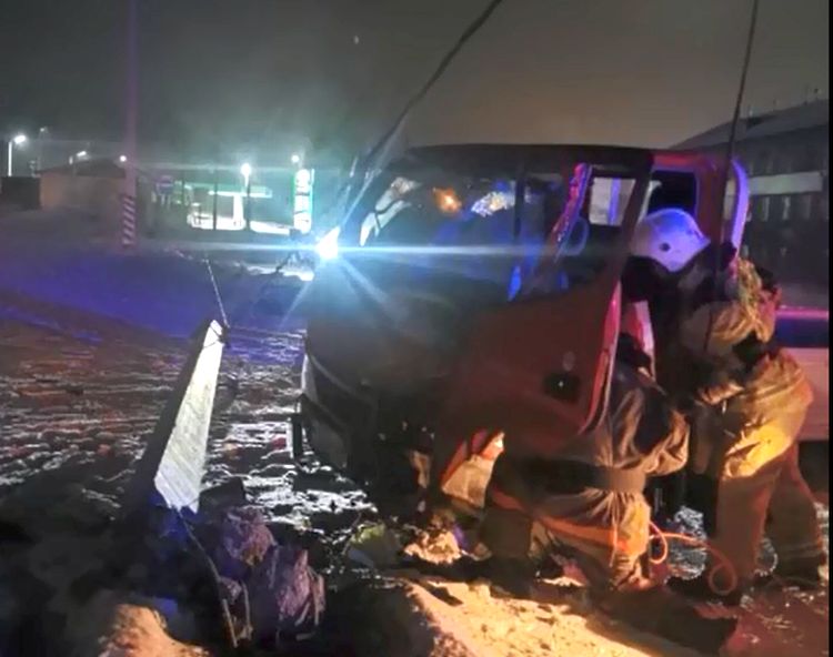 В Улан-Удэ пьяный водитель грузовика сбил электроопору