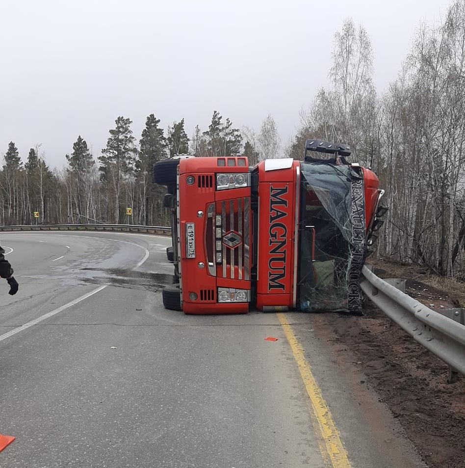 В Бурятии на перевале Мандрик опрокинулась фура