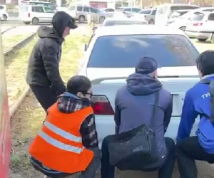 В Улан-Удэ водитель и пассажиры трамвая отодвинули иномарку