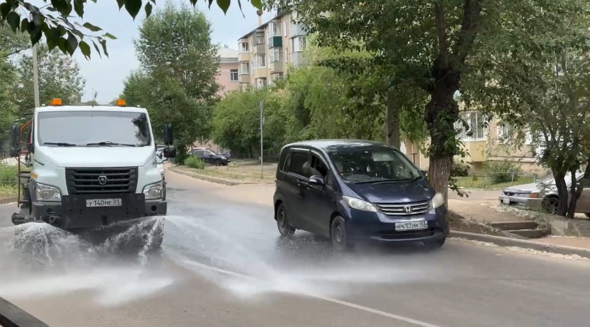 В Улан-Удэ коммунальщики поливают дороги В Улан-Удэ коммунальщики поливают дороги