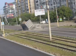 В Улан-Удэ опубликовали видео момента ДТП с грузовиком
