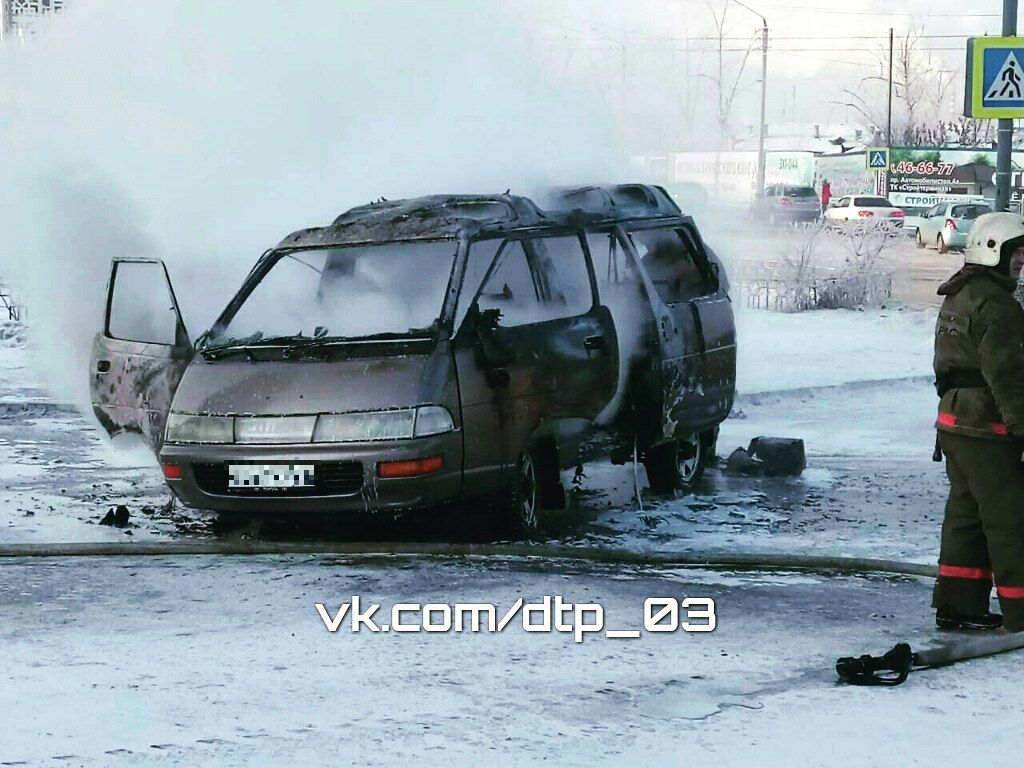 В Улан-Удэ прямо на дороге загорелся микроавтобус В Улан-Удэ прямо на дороге загорелся микроавтобус