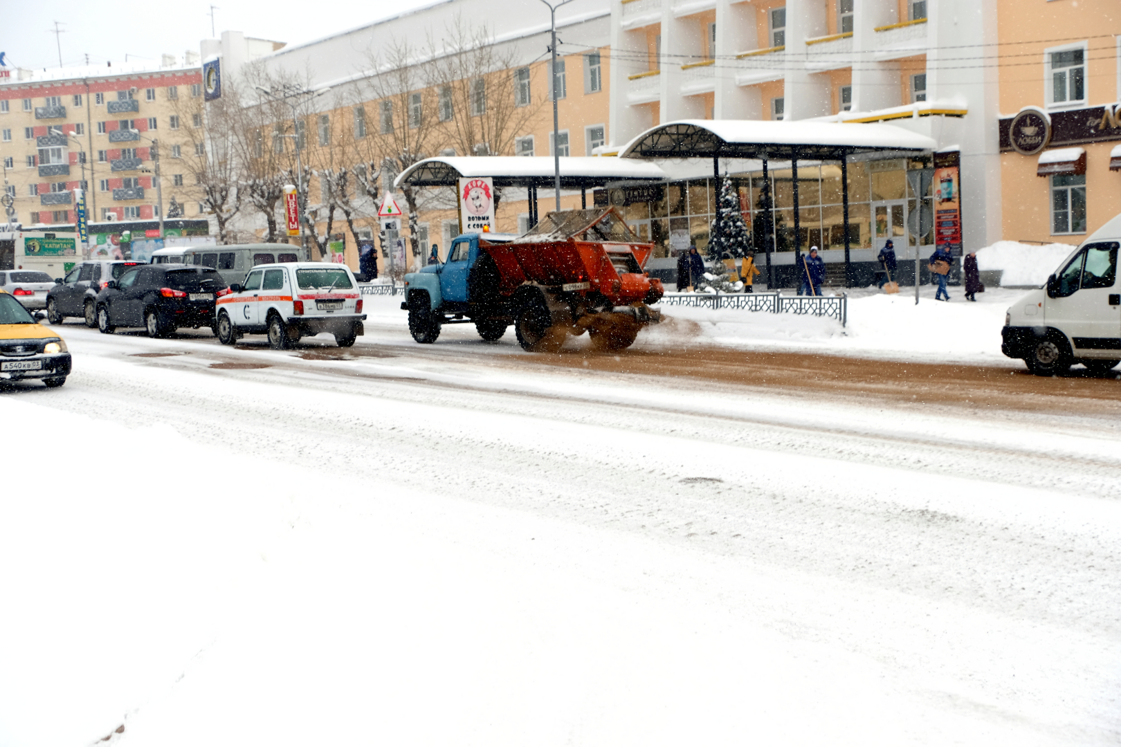 В Улан-Удэ с трех часов ночи подсыпали песком 90 дорог