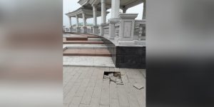 В центре Улан-Удэ у театра оперы и балета обвалилась плитка