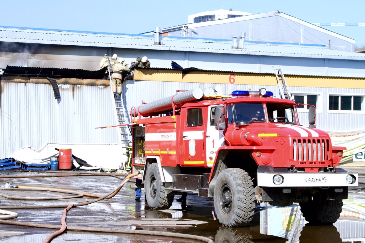 Пожарные эвакуировали около 110 человек из зданий ТЦ в центре Улан-Удэ