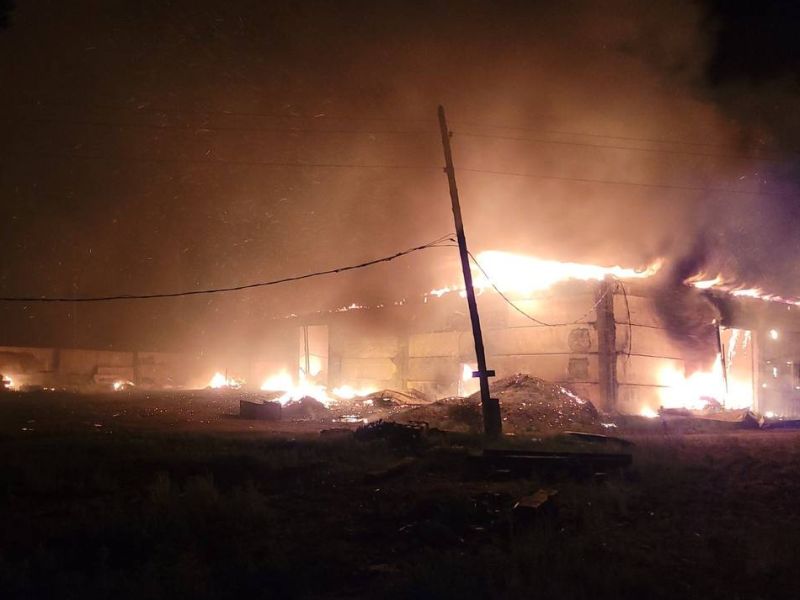 В Бурятии крупный пожар уничтожил гаражные боксы и находившийся в них транспорт В Бурятии крупный пожар уничтожил гаражные боксы и находившийся в них транспорт